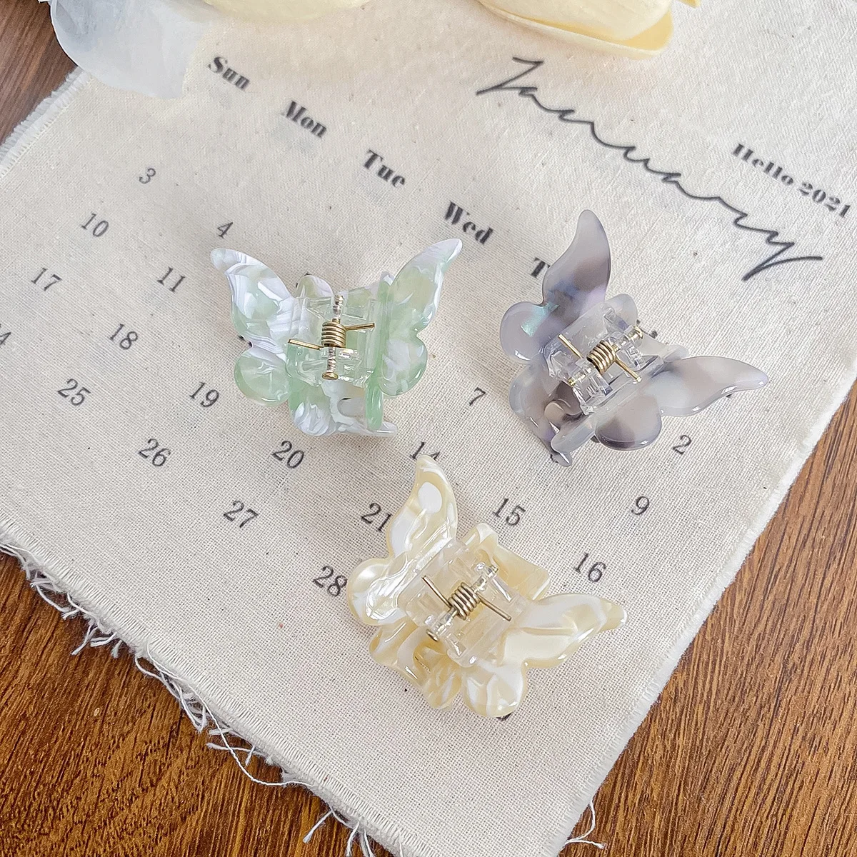 

Cute Butterfly Acetate Hair Clip, Braided Bangs Clip, Fashionable Hair Accessories for Girls, Premium Small Shark Clip
