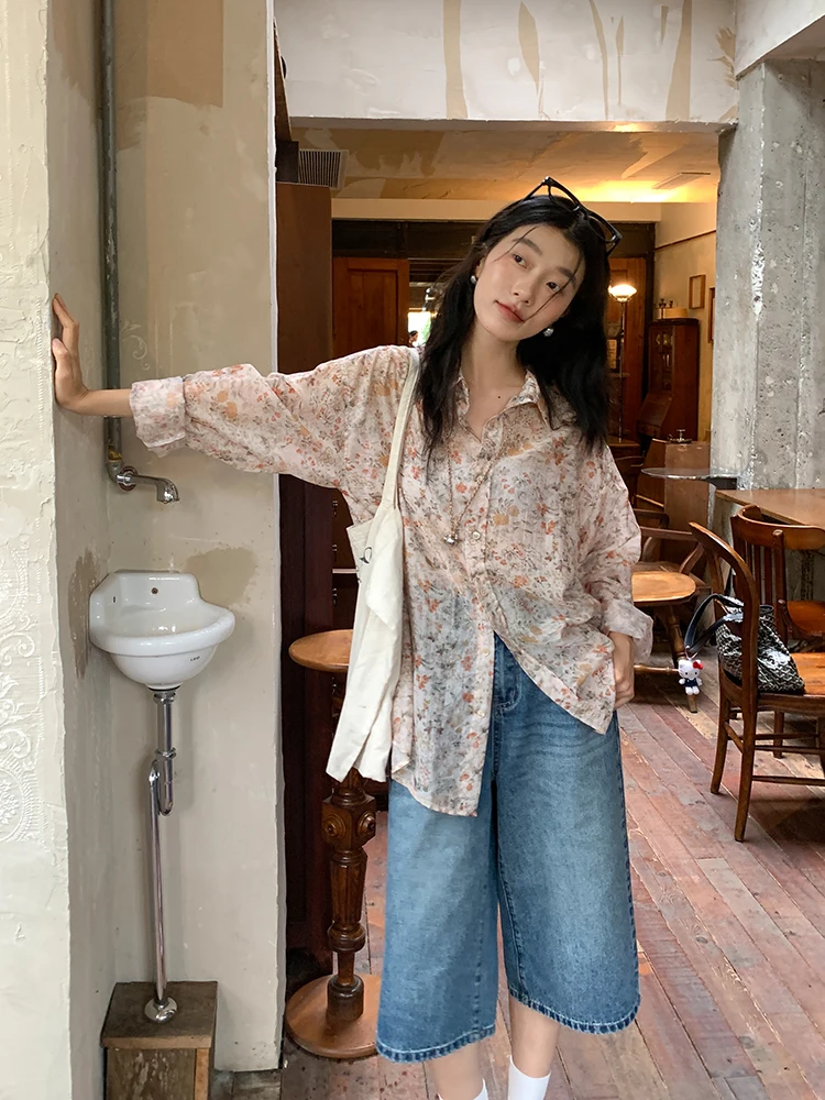 

Женская летняя легкая свободная рубашка с длинными рукавами в стиле ретро из Гонконга, с принтом, для защиты от солнца, из смеси хлопка и полиэстера, повседневная...