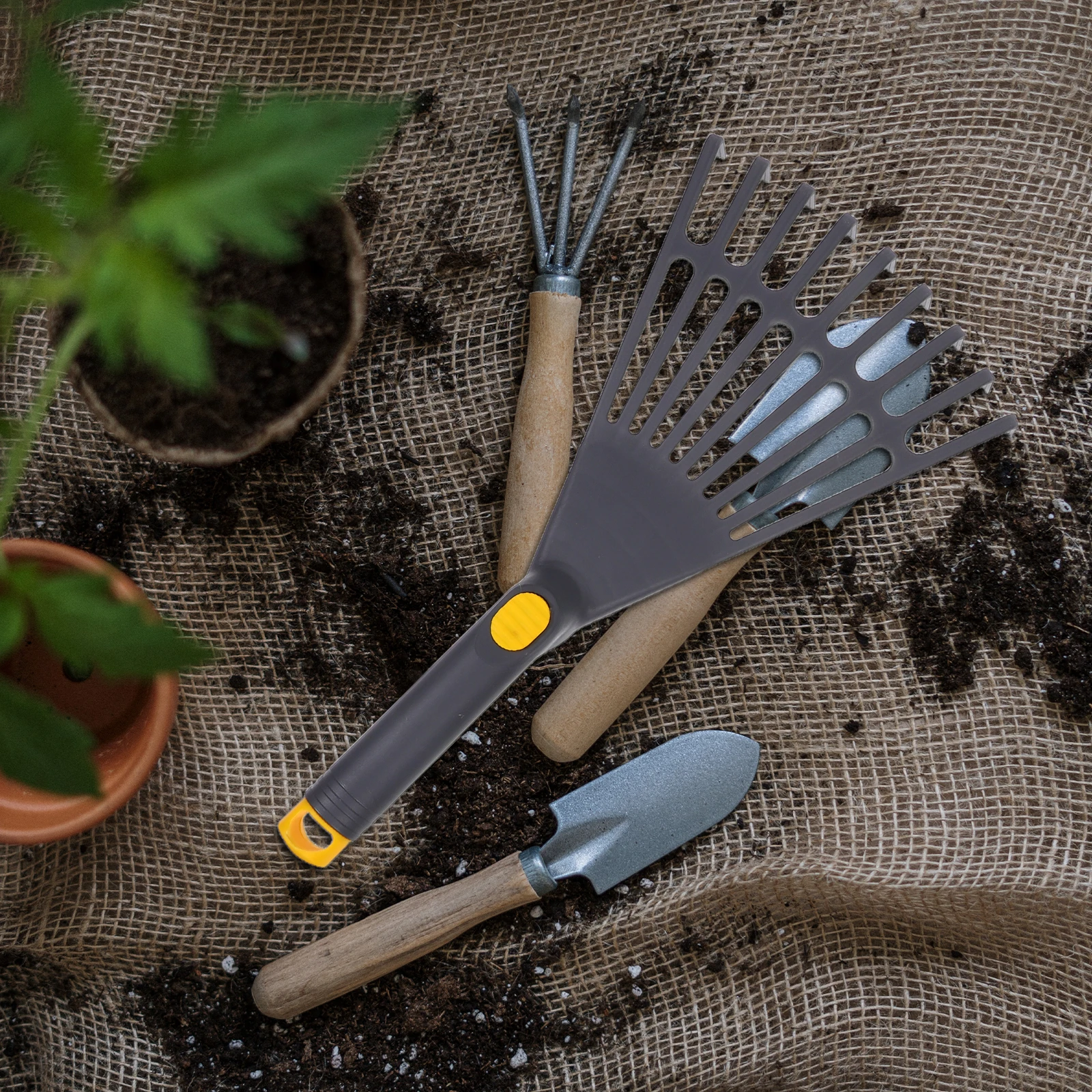 2 Pcs Garden Leaf Pick up Claws Sweeper Plastic Lightweight Landscape