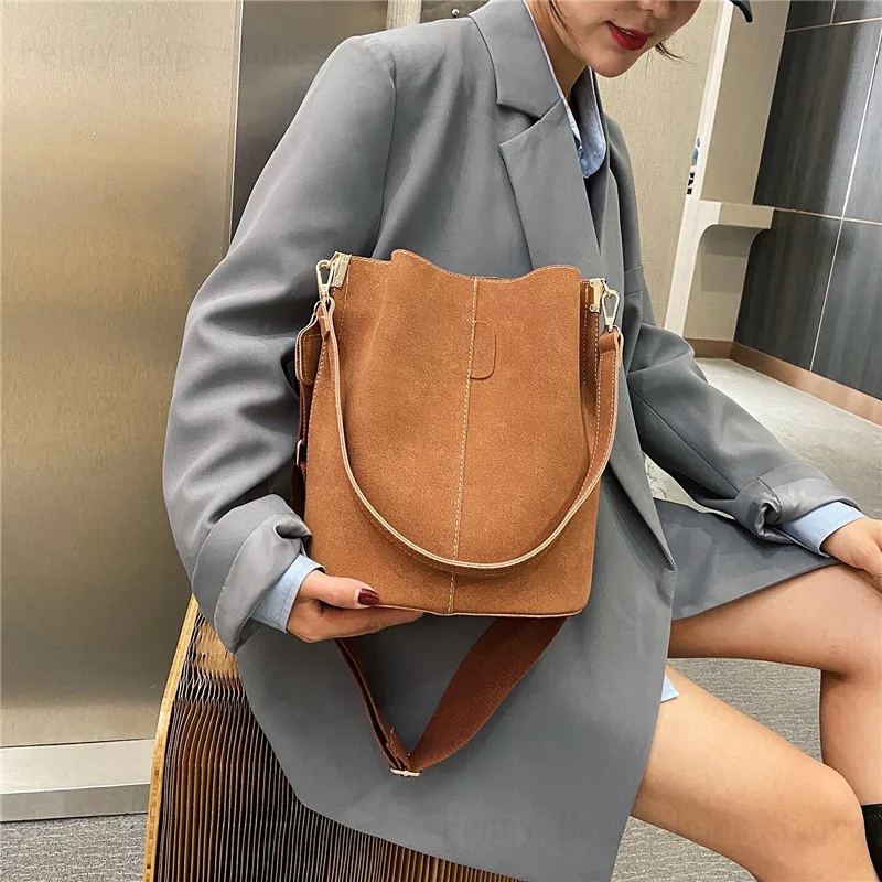 2024 Autumn And Winter European And American Simple Bucket-Shaped Women's Handheld Shoulder Bag Cover Frosted Retro Bag