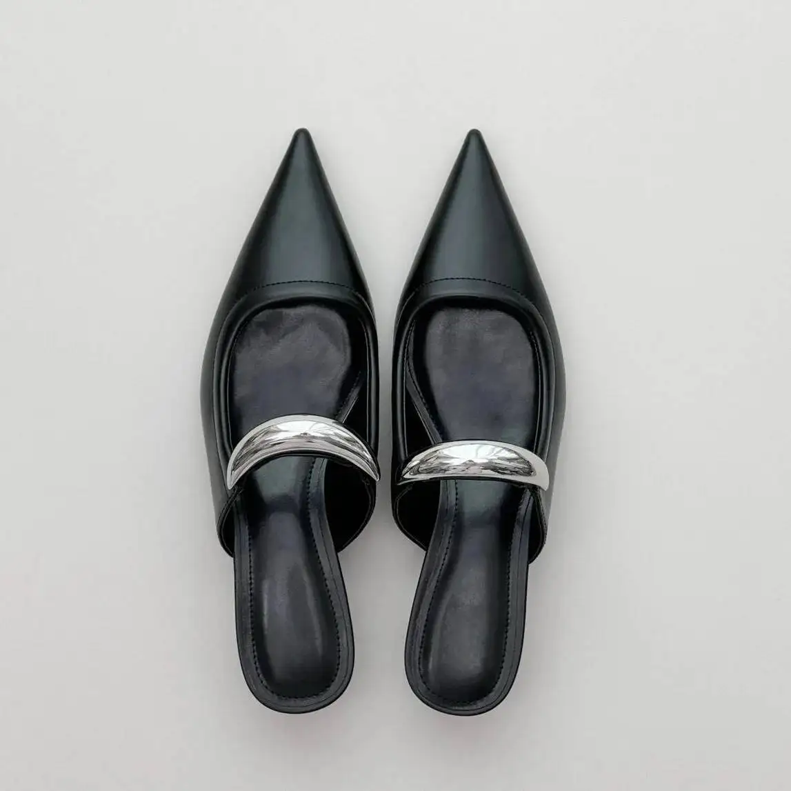 

Сандалии на низком каблуке с металлической пряжкой в стиле панк, женские новые летние тапочки на толстом каблуке с острым носком, женская обувь на платформе Muller