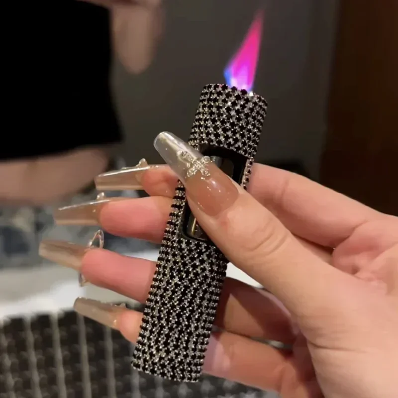 2025 Mini encendedor inflable de lujo con diamantes de imitación para niñas y mujeres, encendedor portátil de Metal a prueba de viento con llama rosa azabache, herramienta pequeña