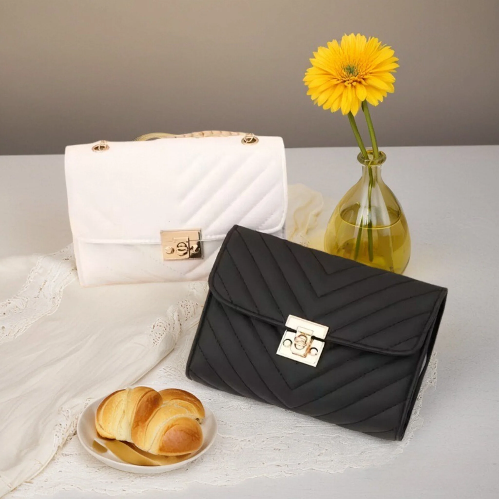 

Luxury V-Chevron Quilted Chain Bag Retro Lock Underarm Bag Versatile Commuter Purse