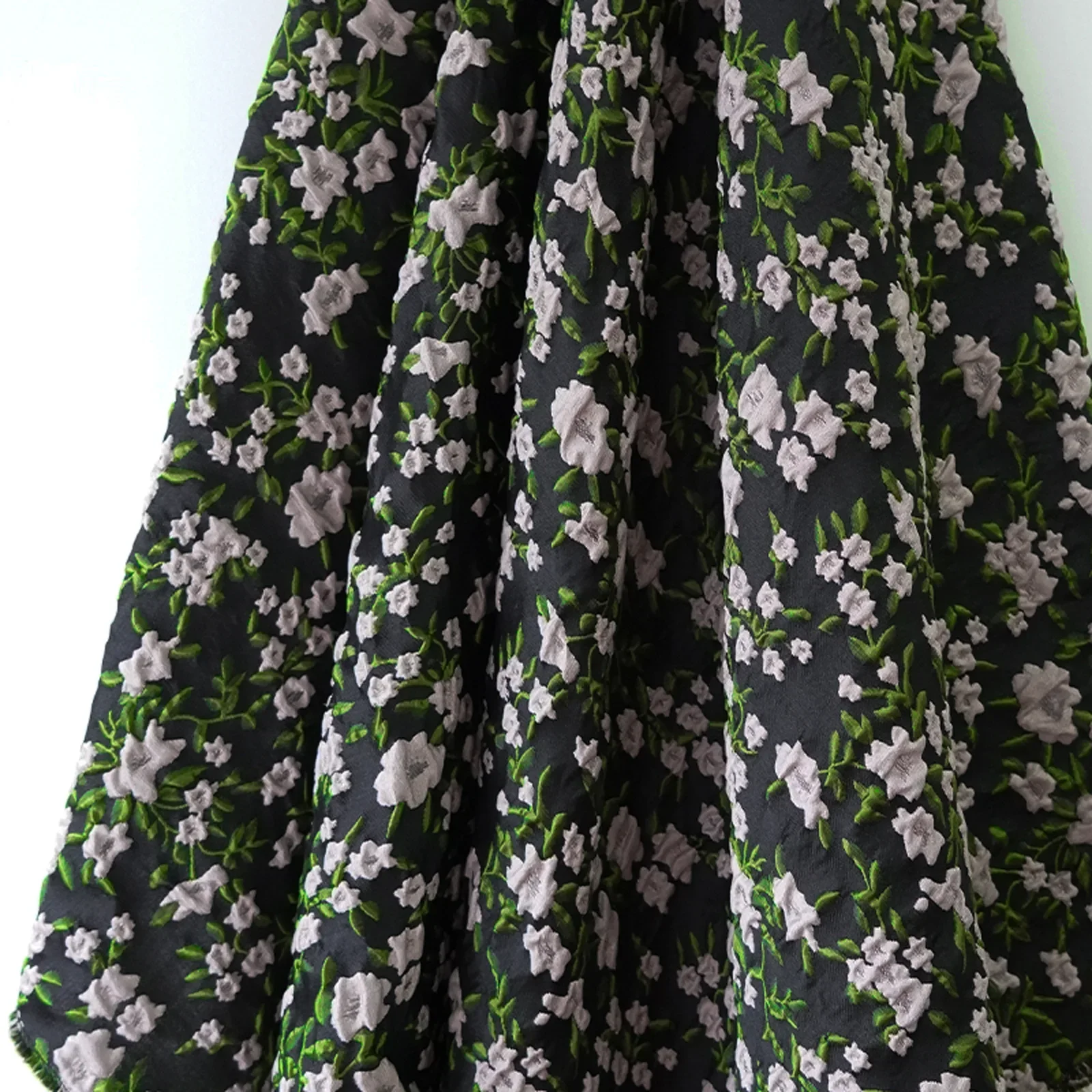 Tessuto jacquard in rilievo floreale piccolo nero elegante da 1 metro, abito retrò, gonna soffice, borsa, tessuto da cucito decorativo