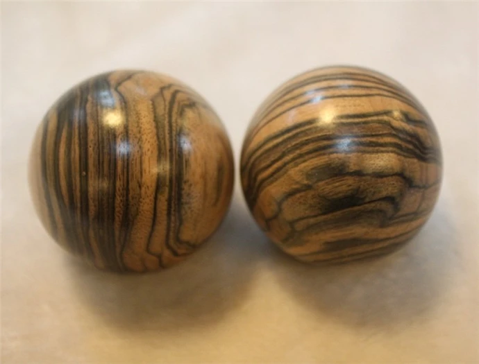 palla-per-il-benessere-in-legno-prezioso-diametro-50mm-in-ebano-di-sulawesi-attrezzatura-fitness-in-ebano-striato-indonesiano-per-sport-e-yoga