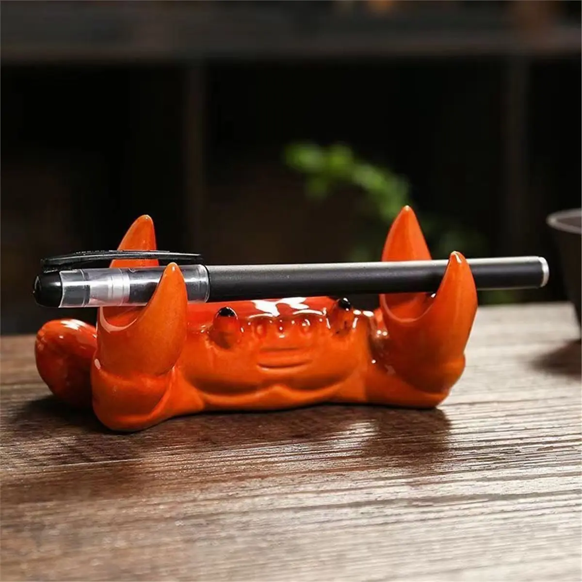 

Новинка 2026: Керамический держатель для телефона в виде краба, подставка для чайных кистей, подставка для ручек, настольный декор, украшение для привлечения удачи