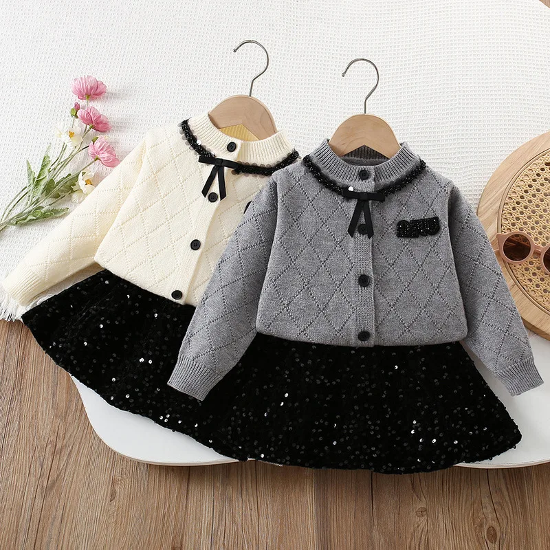 The new Korean version of the 2-6-year-old girl's winter clothing fashion girl sweater+sequins short skirt red knitted cardigan