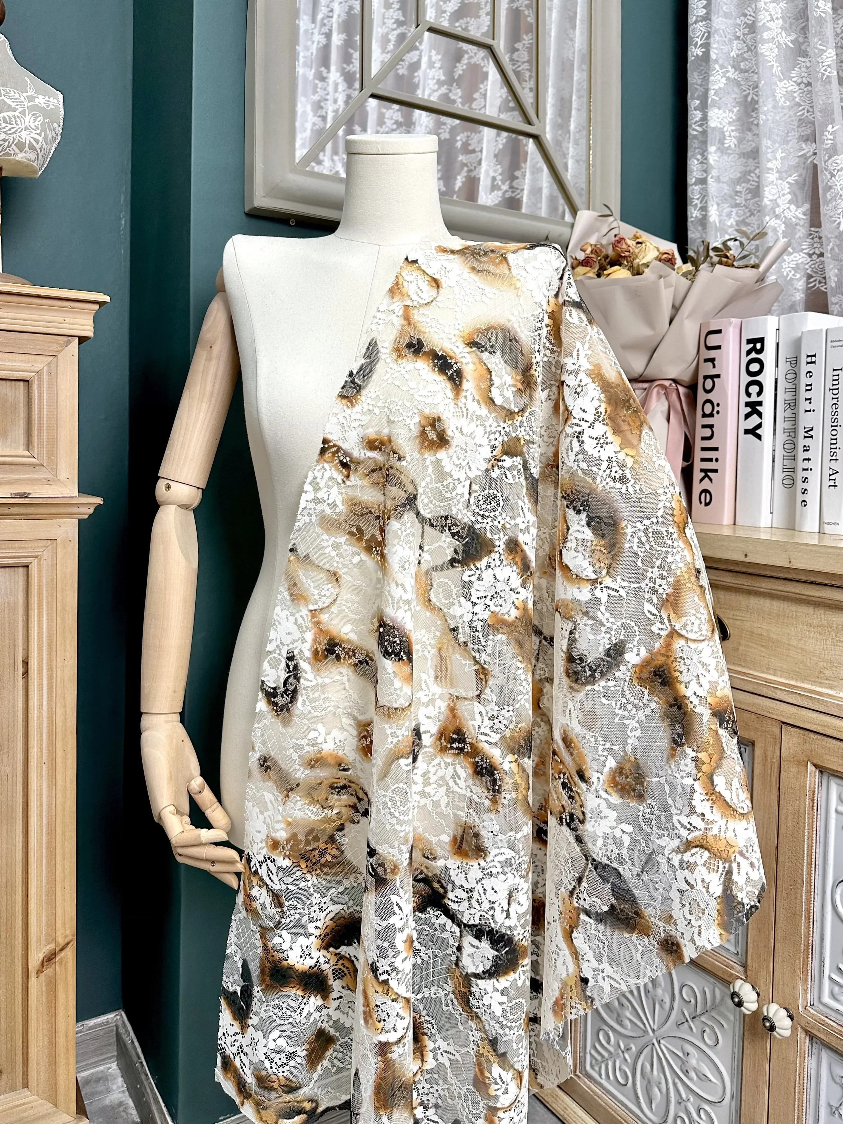 

Окрашенное в белый пламя кружево, мягкая и слегка эластичная ткань, сшитая модное платье-бретелька, дизайн Cheongsam, дизайнерская ткань «сделай сам»