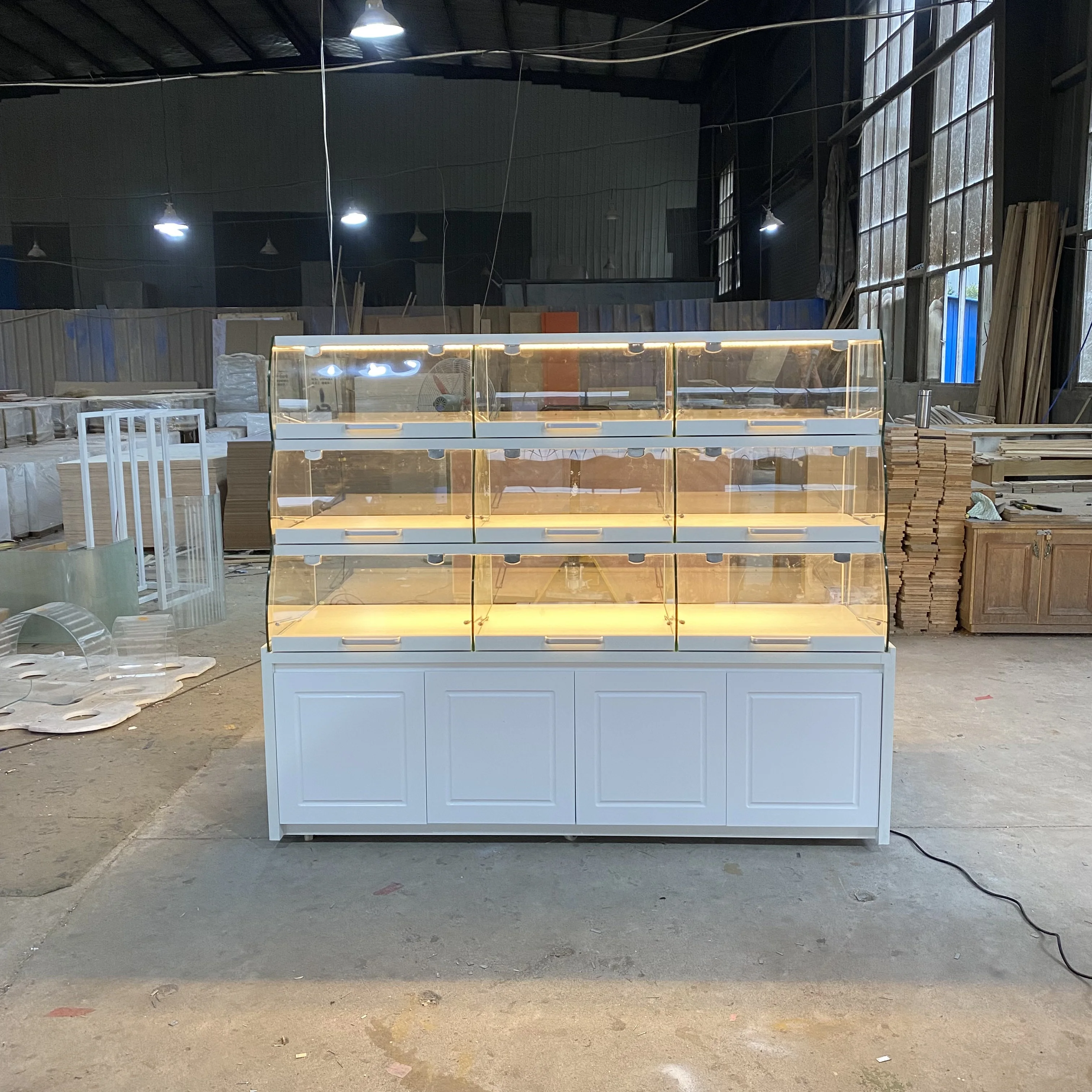 Vitrina de Panadería Personalizada de 3 Niveles, Estructura de Acero Inoxidable Blanco Resistente, Vidrio Curvado, Iluminación LED, Centro Comercial