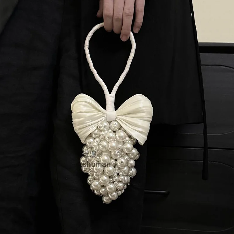 Advanced bride carrying flowers DIY materials to send girlfriends engagement wedding photos preparation