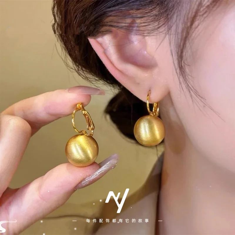 

Niche metal design 999924K real gold brushed ball earrings women's ear buckles personalized fashion niche design luxury earrings