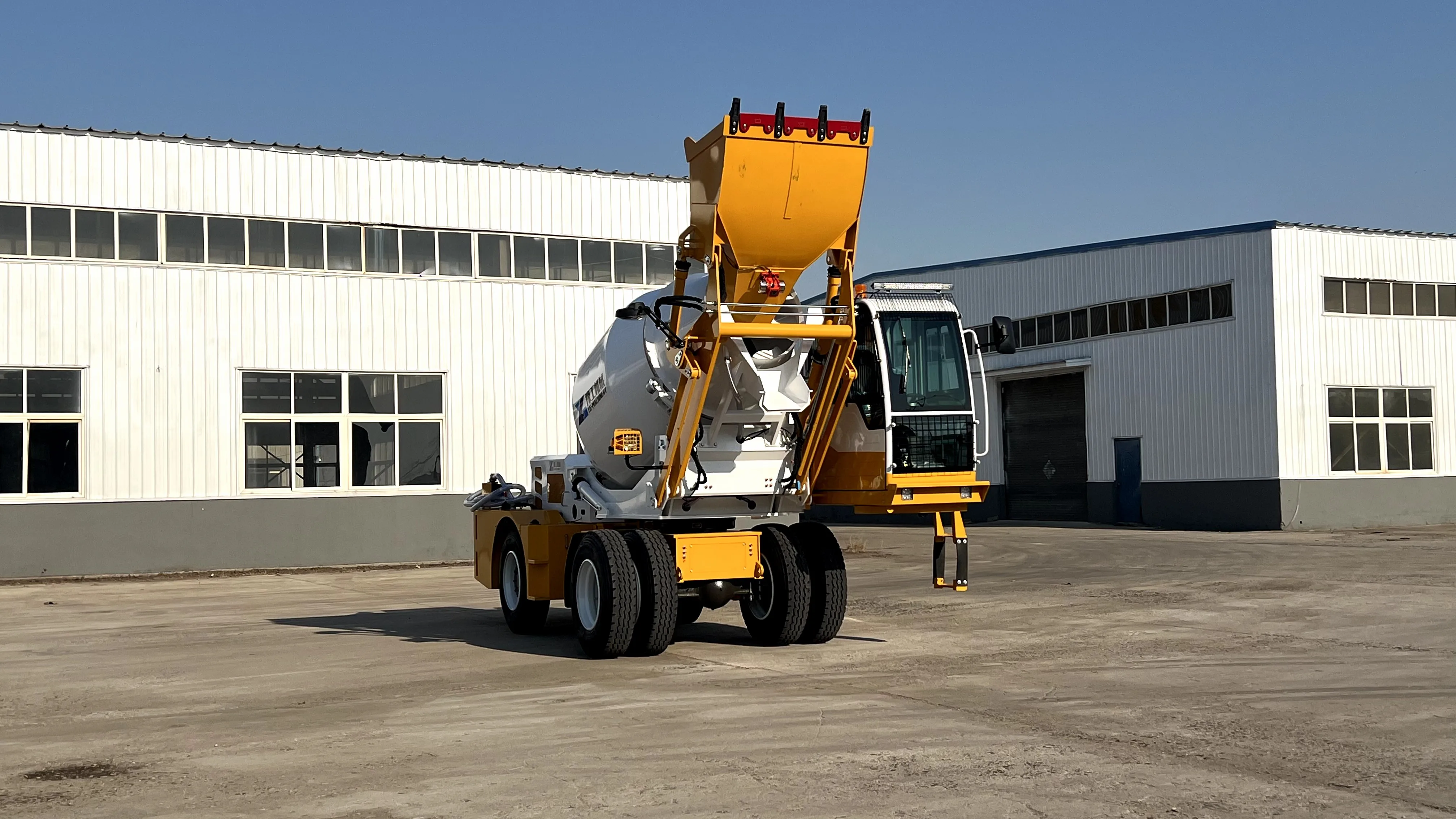 Convenient Discharge Spout Self Loading Mixer Truck for Various Building Foundation Jobs