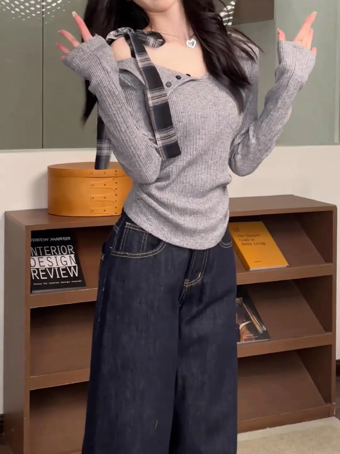 Koreańska bluzka z odkrytymi ramionami, dopasowana, modna, idealna jako warstwa bazowa na jesień.