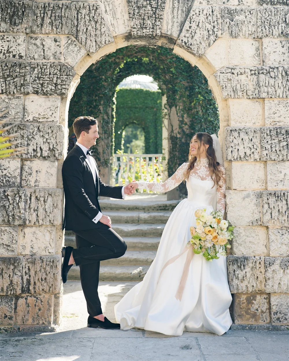 Vestido de novia de cuello alto blanco personalizado de Tokio, velo de novia con cremallera trasera de manga larga, cola de corte 2025, vestido de novia elegante de corte A