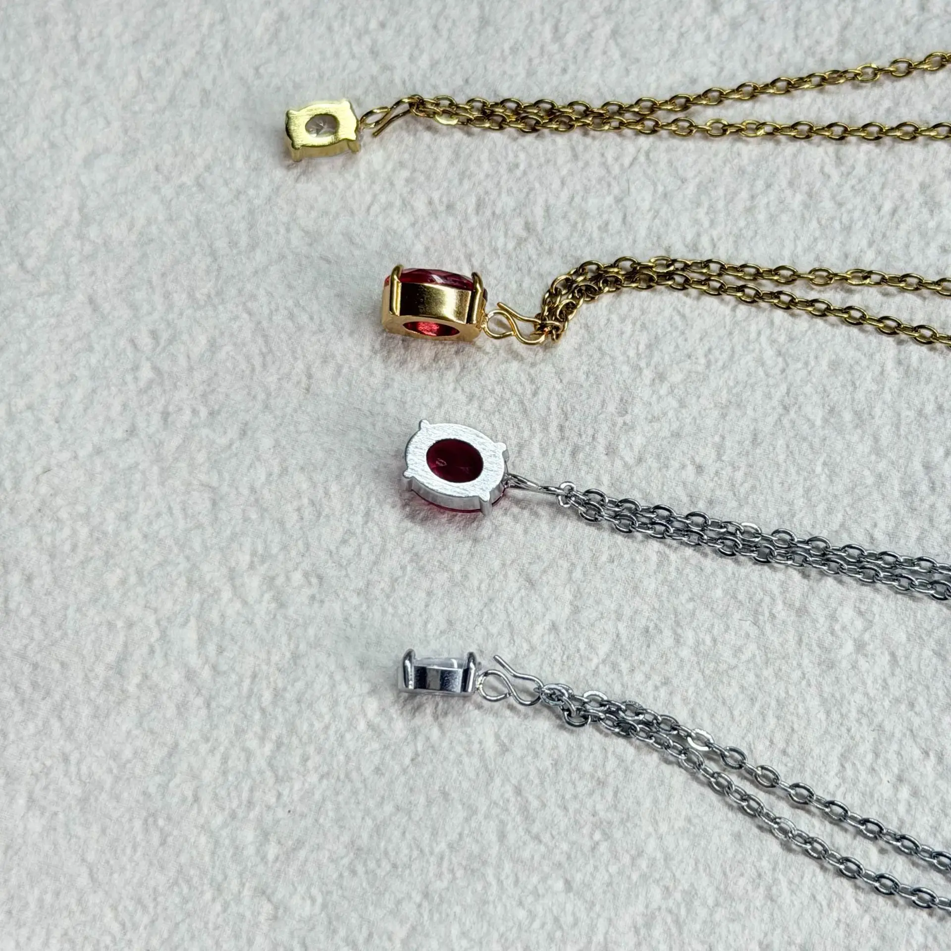 Minimalistische Halskette mit ovalem Zirkonia-Anhänger aus Edelstahl, rot, klar, mehrfarbig, Kristallanhänger – Detail 4