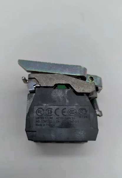 新品オリジナル ZB4BZ103 キースイッチセレクター、金属製、黒、Ø22、キーn ° 455、3ポジション、在庫あり、迅速配送