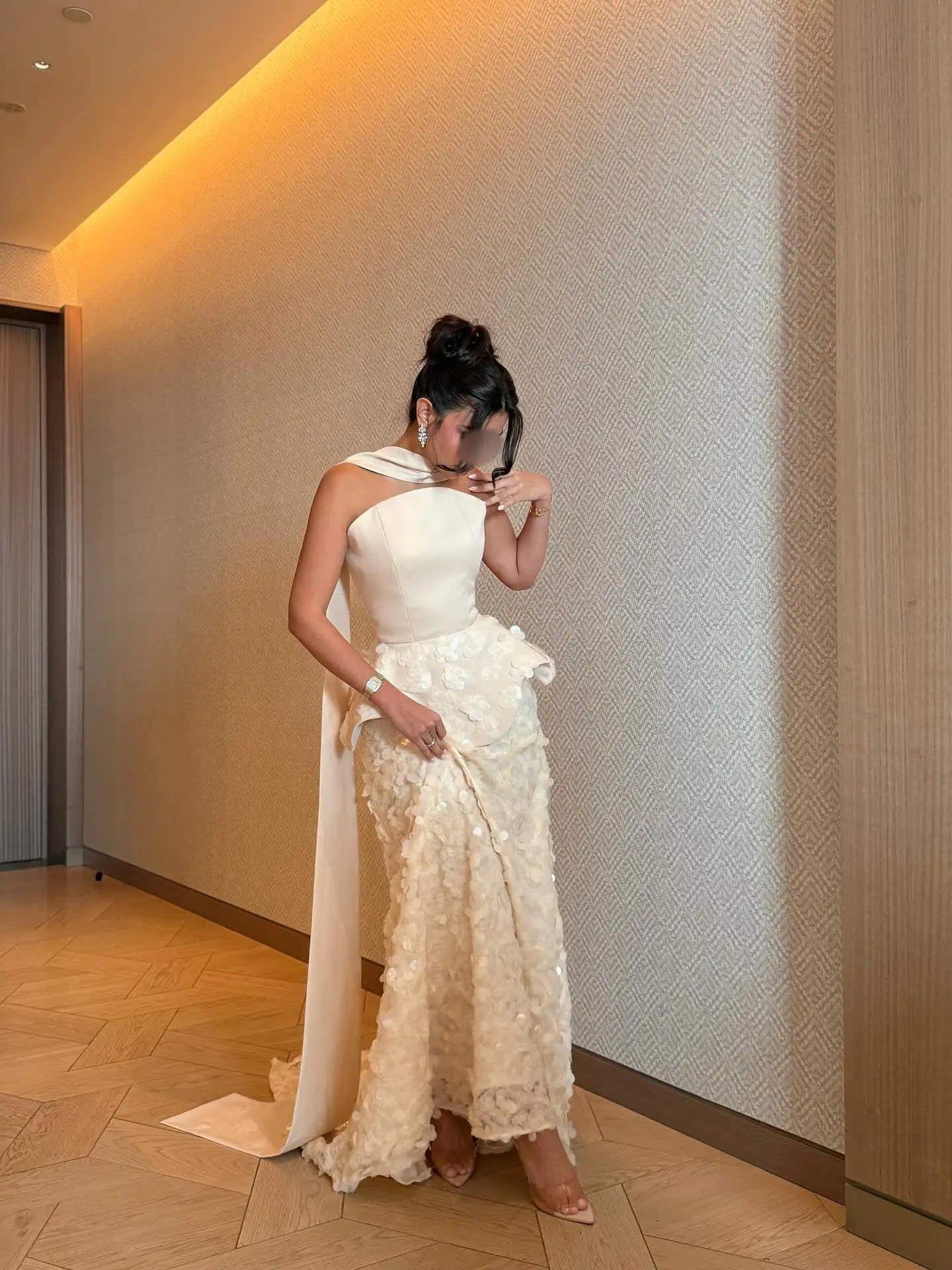 カスタマイズされたエレガントでキラキラ輝く繊細な白いアップリケとスパンコールのウェディングドレス、ブライダルパーティー、ブライダルガウン、サテンリボン