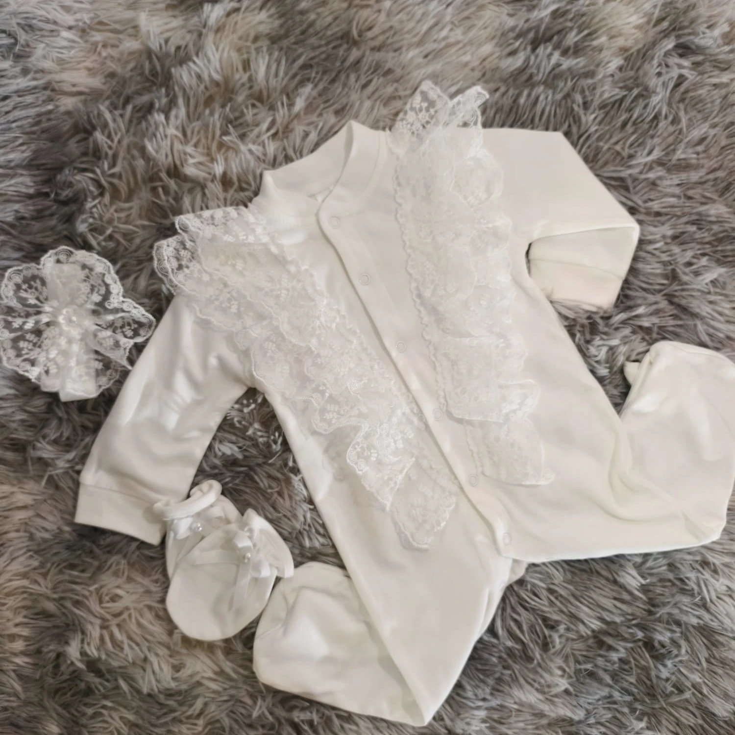 3-teiliges Set für Neugeborene Mädchen zur Taufe: Weicher Baumwoll-Strampler mit Spitze, Stirnband und Booties - Makellose Haptik – Detail 6