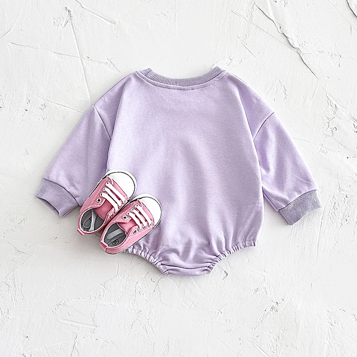Neuer Baby-Strampler mit langen Ärmeln, Bärenstickerei, weicher, lila Baumwollstoff, Rundhalsausschnitt, Baby-Body, Unisex-Overall, Baby-Outfit. – Detail 4