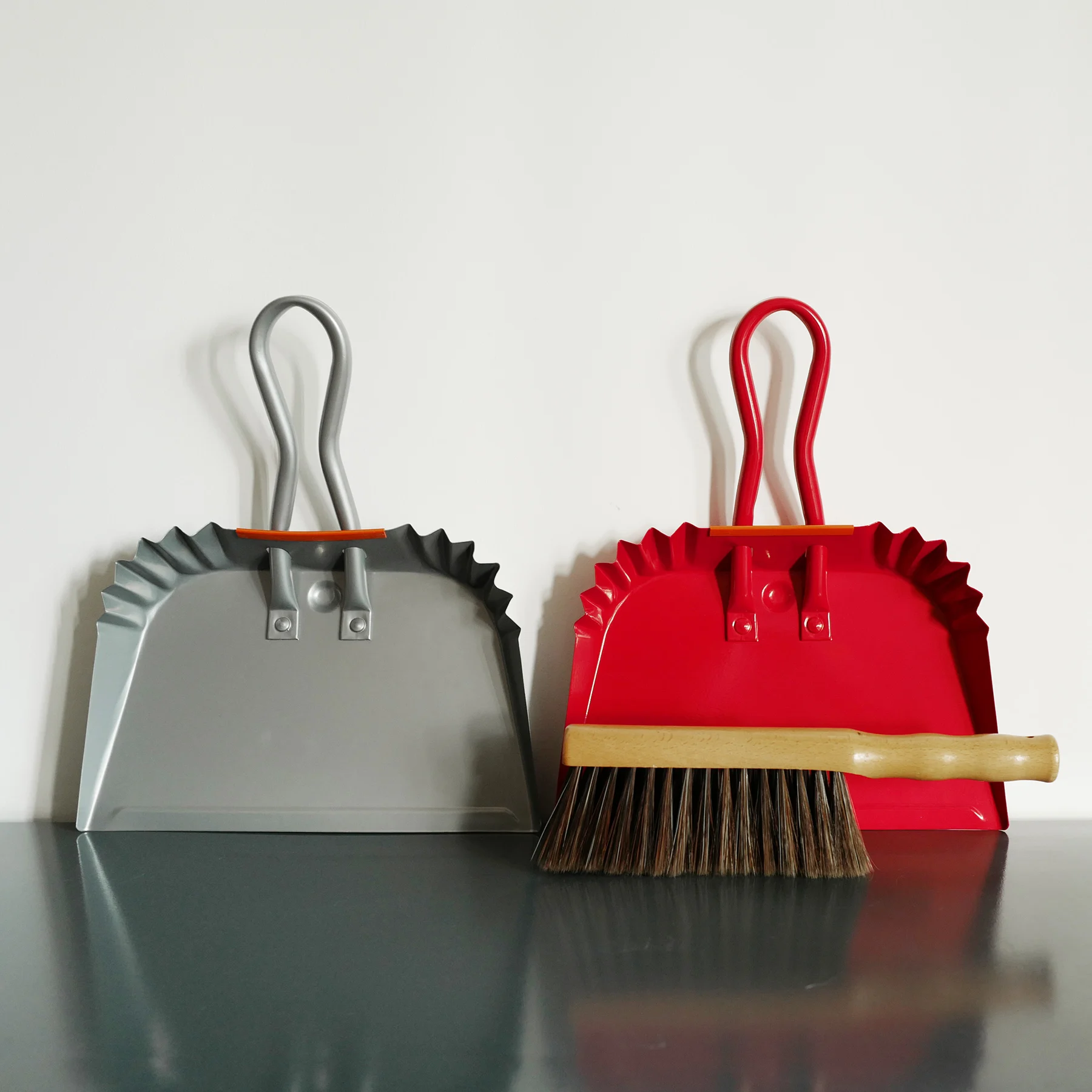 The mountain atmosphere industrial dustpan props at the entrance can be equipped with beech handle dust brush