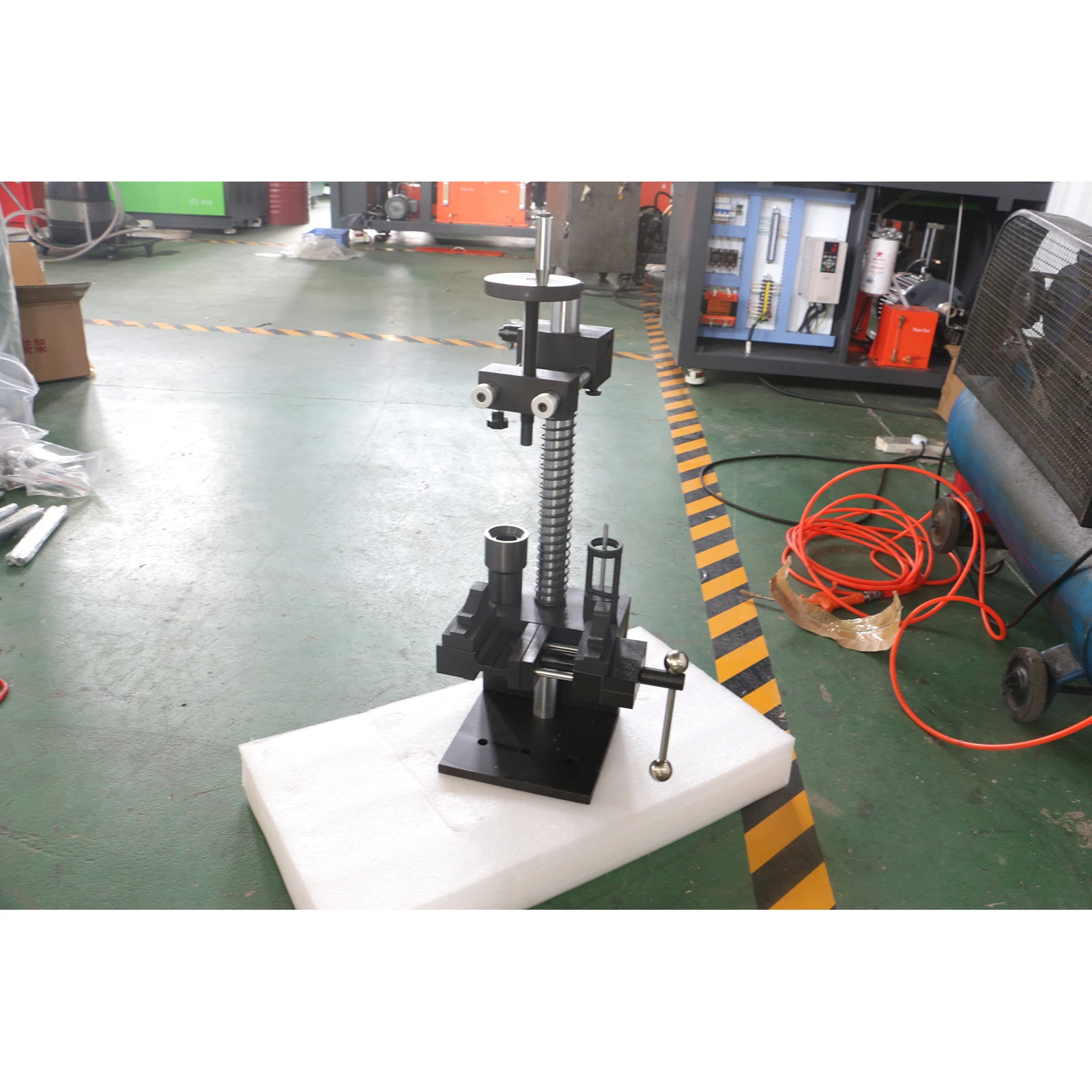 

Многофункциональный инструмент для разборки и сборки топливных форсунок Common Rail