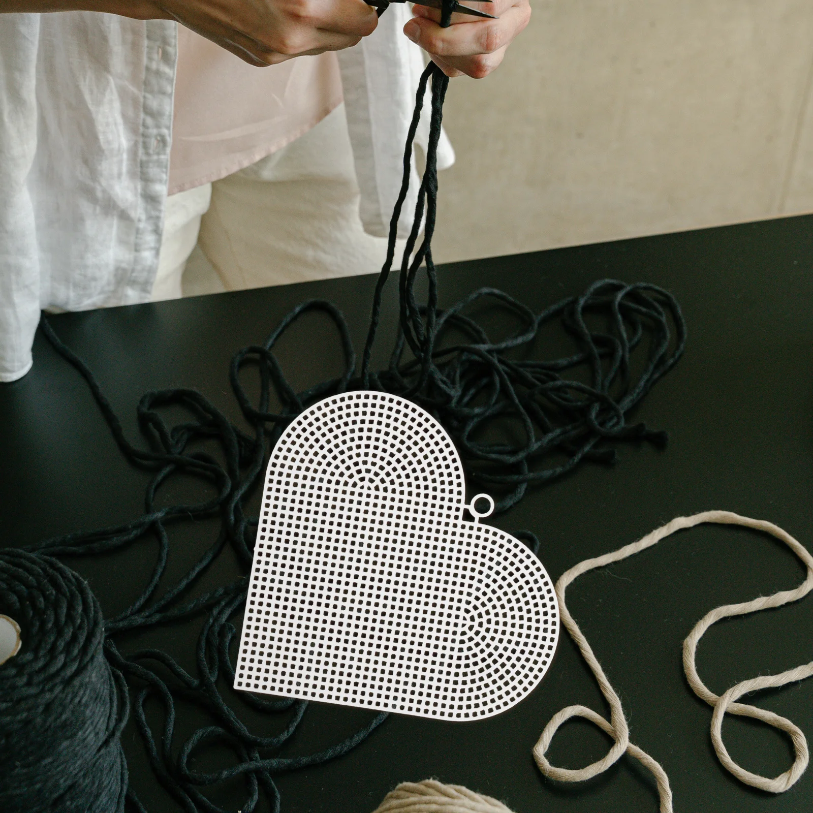 6 قطع من صفائح شبكية بلاستيكية شفافة بتصميم قلب لخياطة الكروشيه، عناصر زخرفية ذاتية الصنع، حصيرة شبكية مرنة لصنع الحقائب