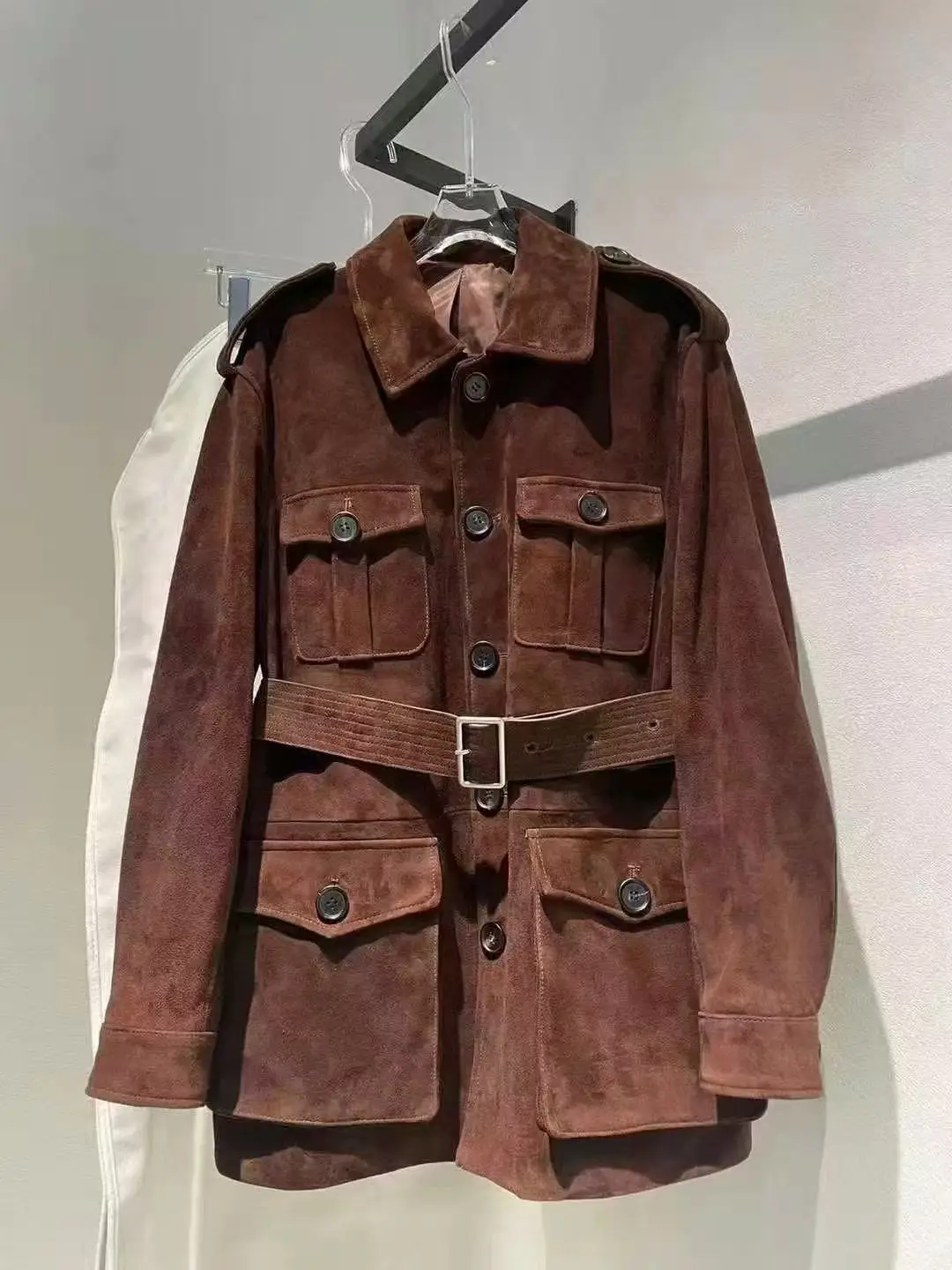 แจ็คเก็ตหนังกลับนำเข้าสไตล์เรโทรสำหรับผู้หญิง รุ่นปี 2025 แจ็คเก็ตหนังแท้สีน้ำตาลช็อกโกแลต สไตล์วินด์เบรกเกอร์ มีเข็มขัด ความยาวปานกลาง สไตล์สตรีท