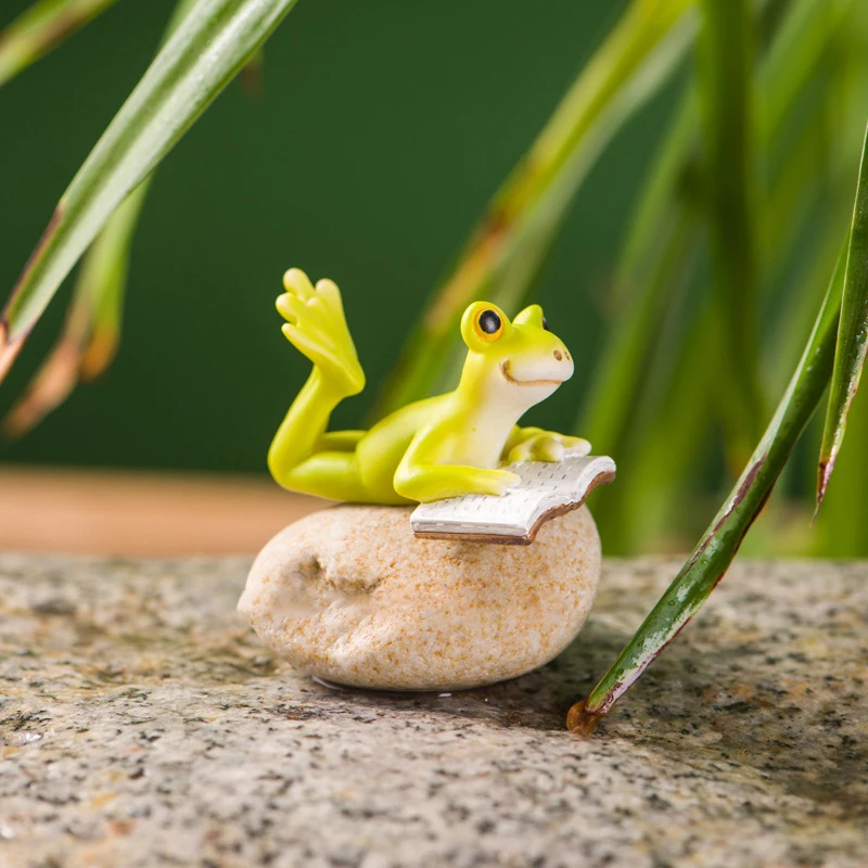 Resin Funny Frog Figurines For Interior Home Bathroom Interior Decoration Accessories Personalized Gift Object Garden Decor