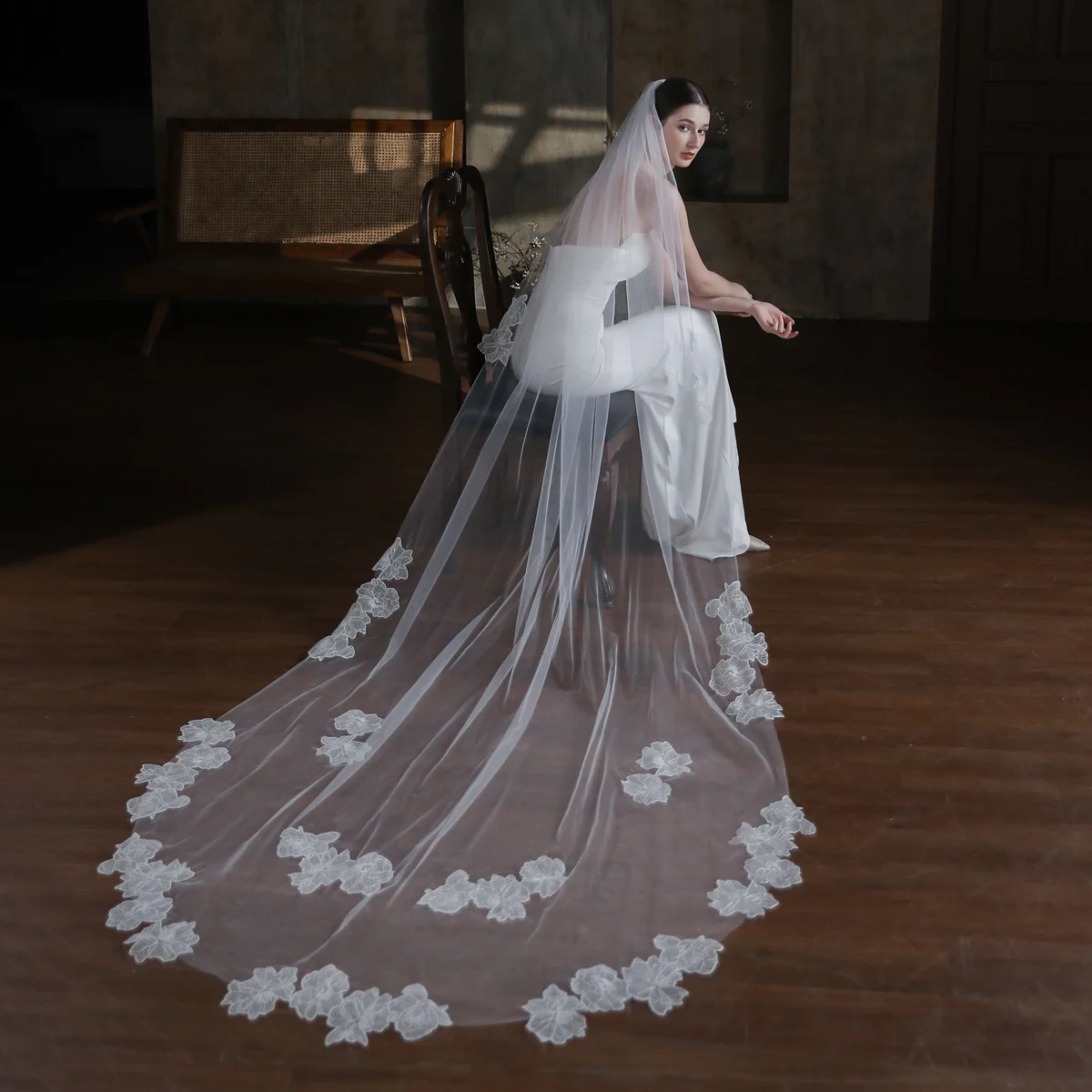 

2.5m Long Wedding Veil Bridal Veils Tulle with Floral Applique Top Quality Wedding Veils