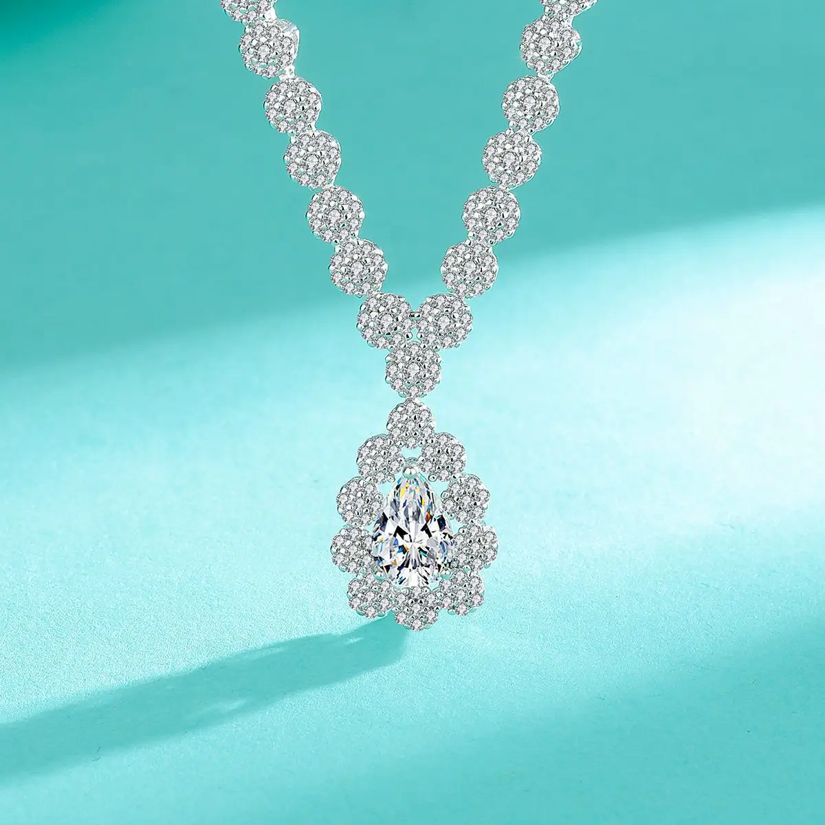 

18k White Gold Flowers Diamond Water Droplets Moissanite Necklace Sunflower Luxurious Platinum Pt950 Sparkling Clavicle Chain