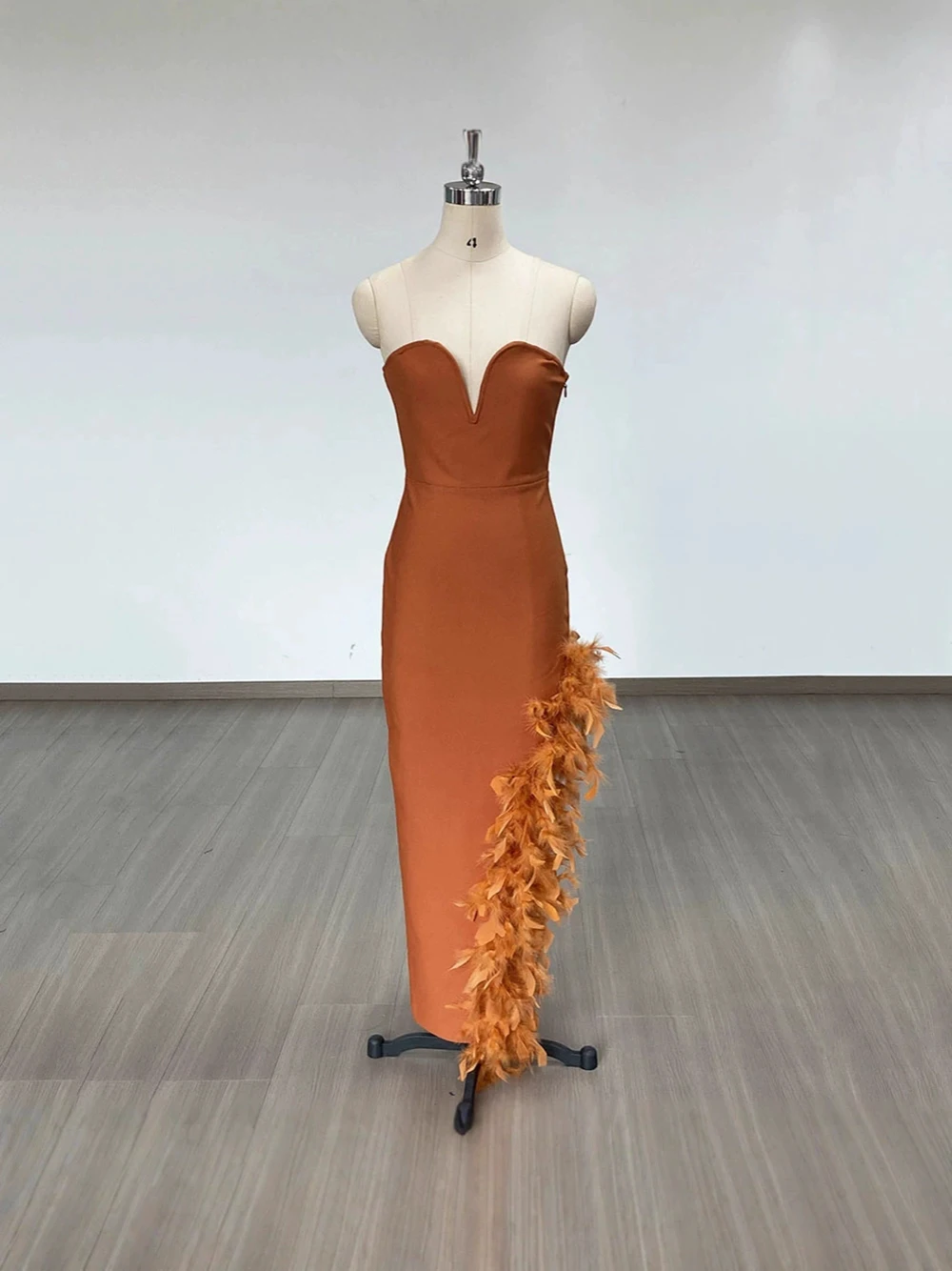 أزياء اللباس أنبوب الأعلى الخامس الرقبة مثير خارج الكتف عارية الذراعين ريشة شق المشاهير ضمادة اللباس-GZXX1409