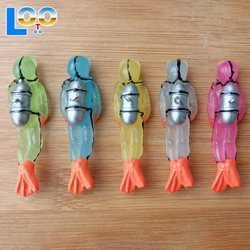 ตกแต่งตู้ปลาเรซิ่นลอยนักประดาน้ําถังปลาลอยตกแต่งภายใต้น้ําชุดโลกใต้น้ําขนาดเล็กลอย