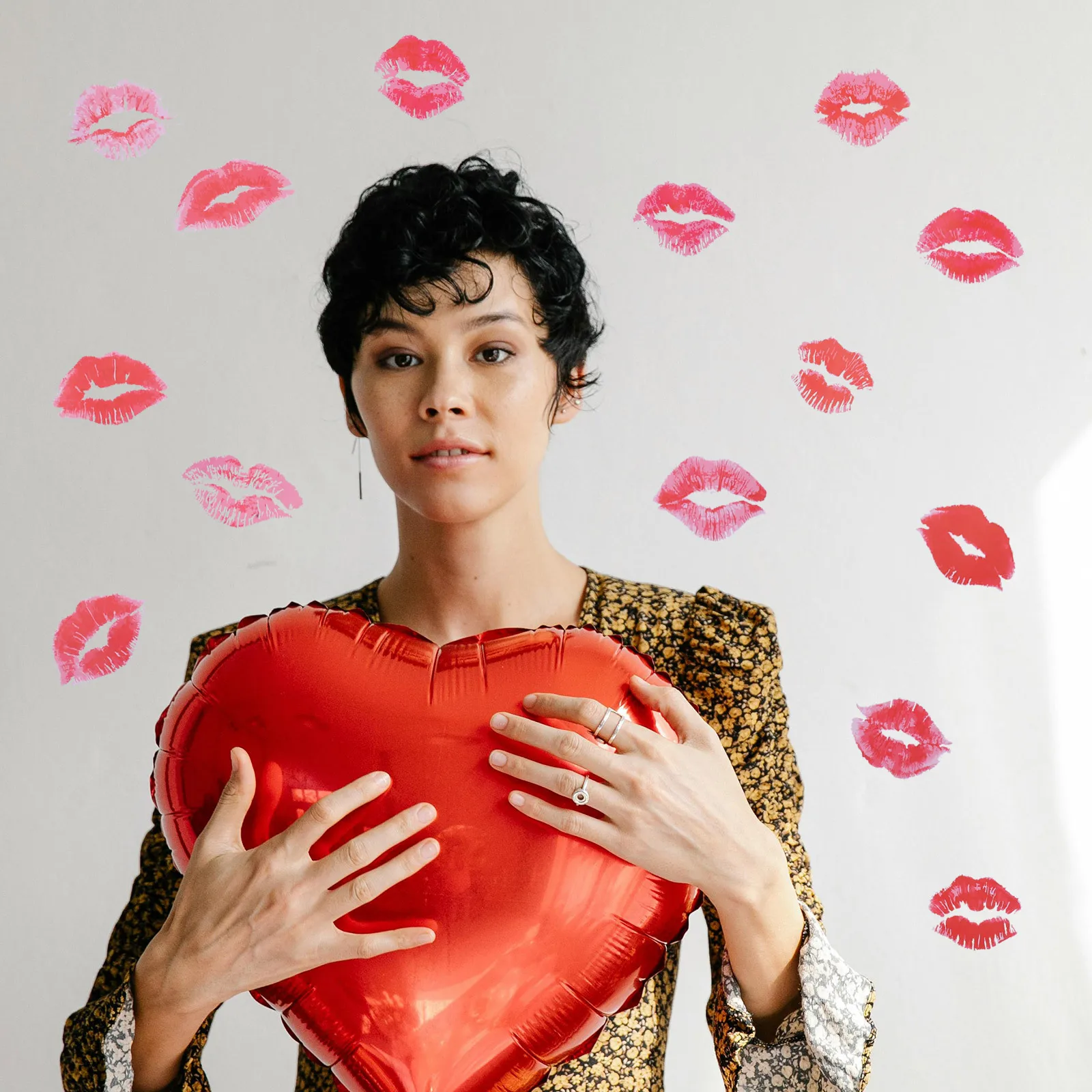 

2 Pieces Valentine Wall Decal Romantic Lips Sticker Red Lip DIY Home Party Decoration Valentine Sticker Wall Decal for Party