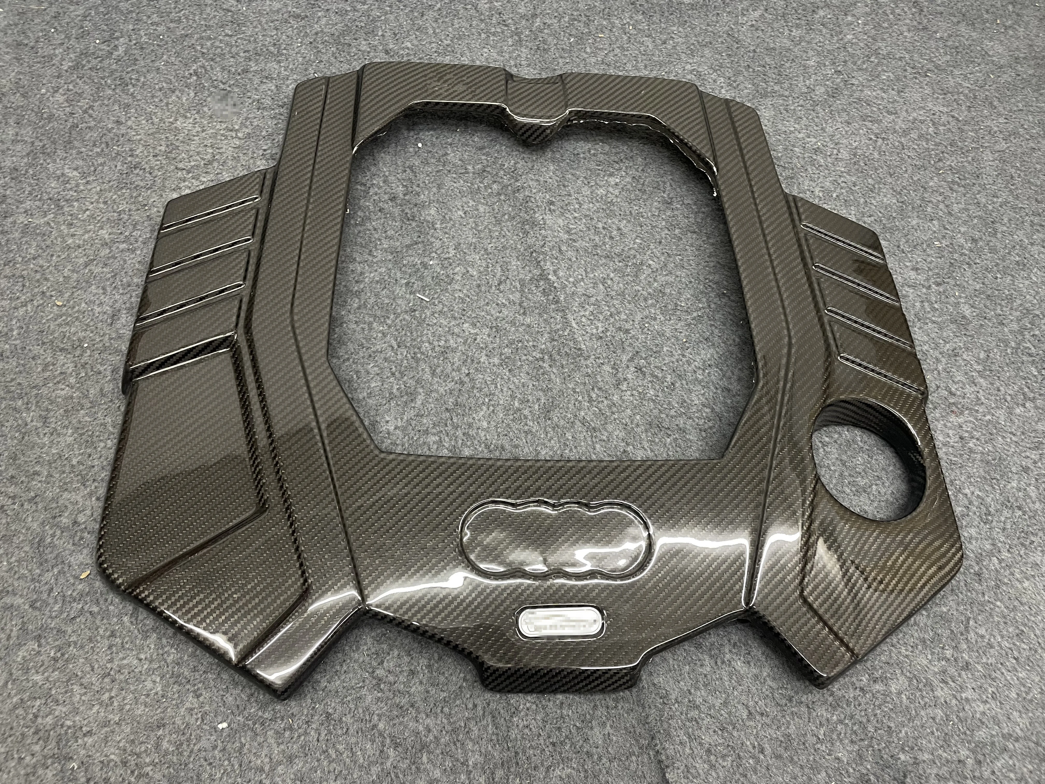 

RS6/RS7 C8 Compatible High-Quality Dry Carbon Fiber Engine Cover