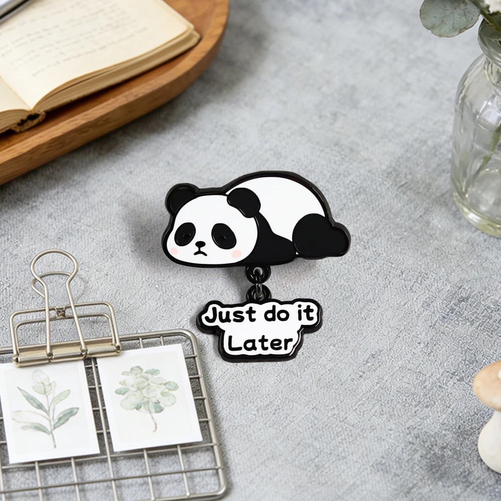 Panda-Prokrastination-Brosche „Just Do It Later“, lustiges Slogan-Abzeichen, Cartoon-Tier-Anhänger, Emaille-Pin, Dekoration zur Stressreduzierung, Geschenk – Detail 5