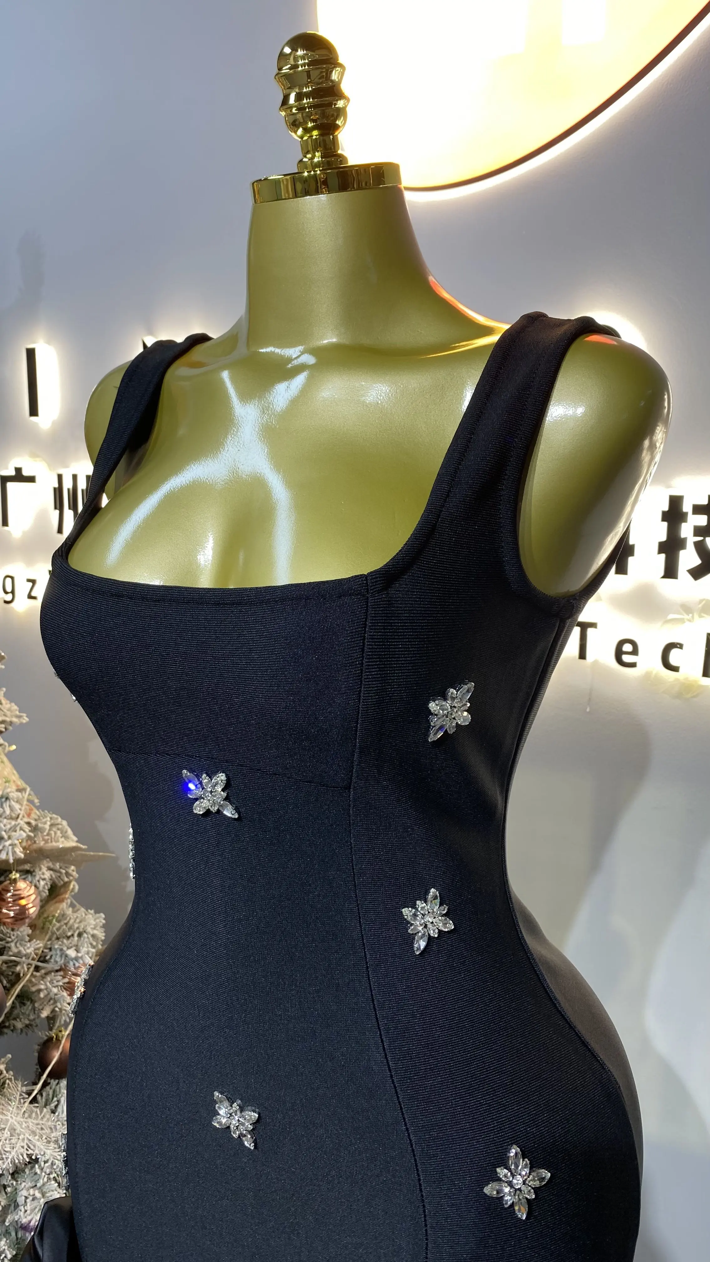 Stylish black fitted one-shoulder long-sleeved appliqué dress, elegant bandage party evening gown.-GZXX257