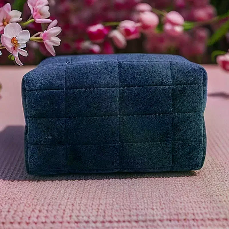 

Стильная меховая косметичка для женщин, однотонная большая вместимость на молнии, дорожный органайзер для туалетных принадлежностей, сумка для стирки, плюшевый чехол для ручек