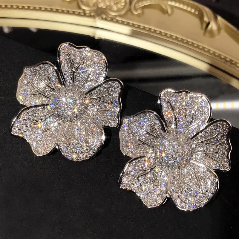 Huitan estetyczne duże kolczyki w kształcie kwiatu dla kobiet pełne Bling Iced Out CZ musujące kobiece kolczyki ślubna modna biżuteria