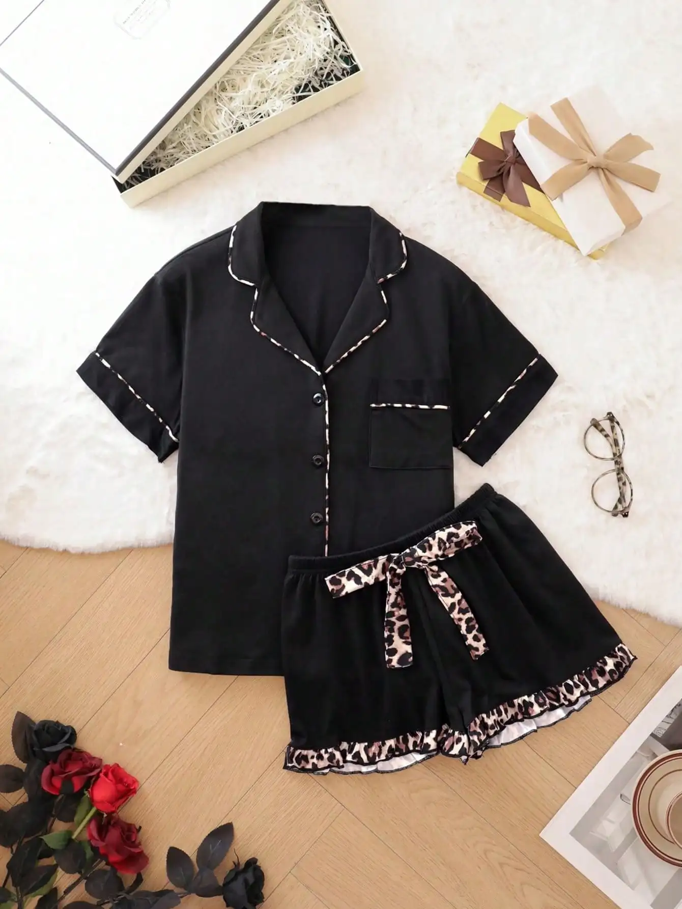 

Женский черный пижамный комплект из 2 предметов с леопардовым декором, топом на пуговицах и шортами с рюшами