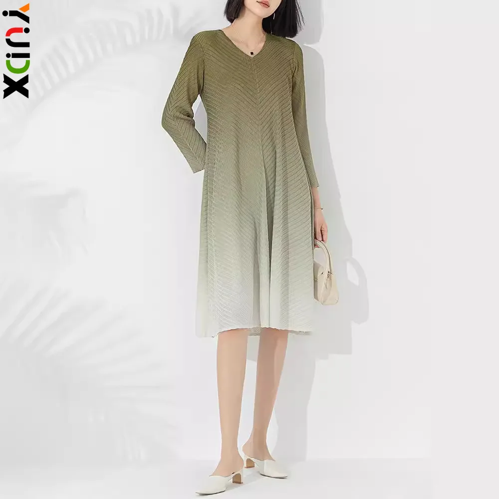 

Miyake Pleated Women's Dresses Women Temperament Fashion Gradient Color V Neck Design Commuter Fashion Dresses 2024 Summer New