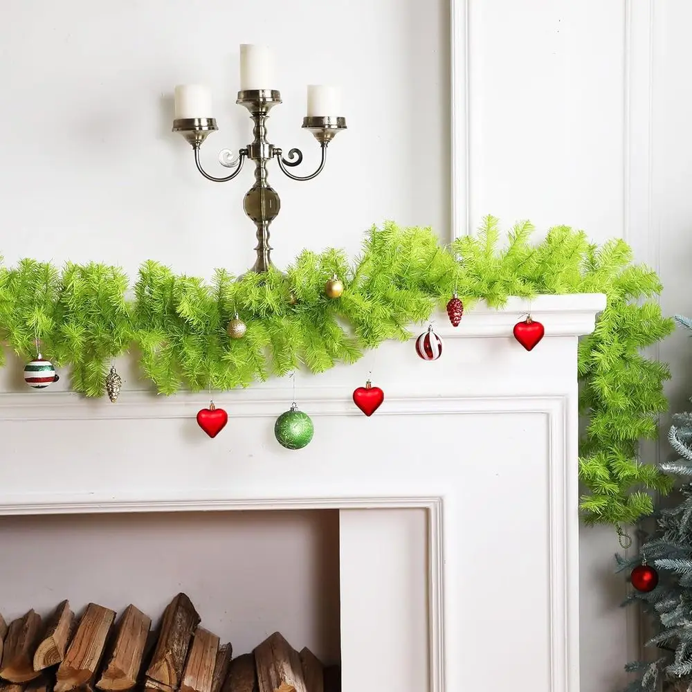 Guirlanda de Natal verde caprichosa de 15 pés para férias, vegetação interna e externa, ideal para escadas, lareira, trilhos, lareira, frente
