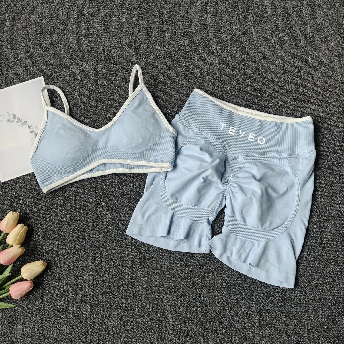 TEVEO 2 قطعة السراويل اليوغا الرياضية النسائية اللياقة البدنية الدراجات السراويل الرياضية المرنة إشعال نحت Scrunch قصيرة اليوغا الصدرية مجموعة طماق