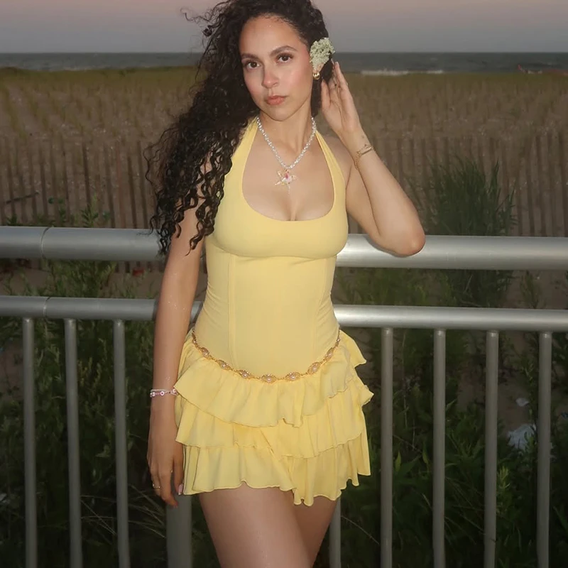 

Мини-платье с лямкой на шее для отпуска для женщин, однотонное пышное платье с высокой талией, модное сексуальное тонкое платье с рюшами, новинка лета 2023 г.