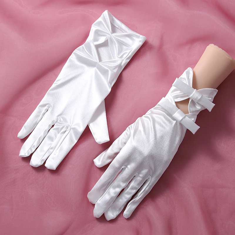 The bride's accessory is a pair of white gloves suitable for women's wedding parties