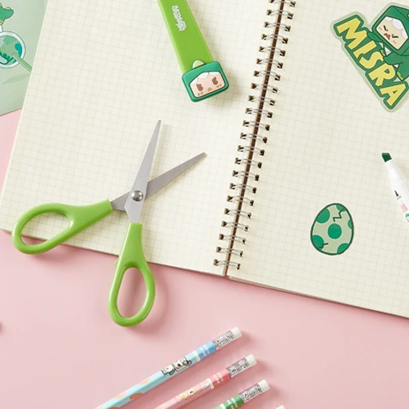 مقص كرتوني لطيف شفرة من الفولاذ المقاوم للصدأ مع غطاء واقي طرف مدور آمن لقطع الورق المصنوع يدويًا للطلاب