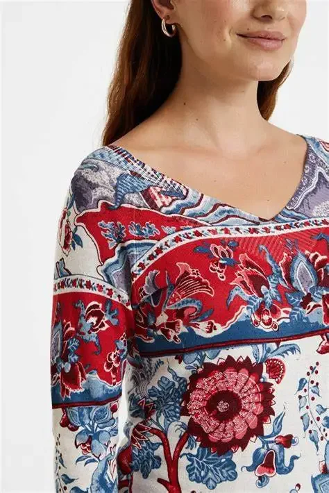 Wholesale - Spain Spring and autumn new women\'s printed V-neck bottom T-shirt