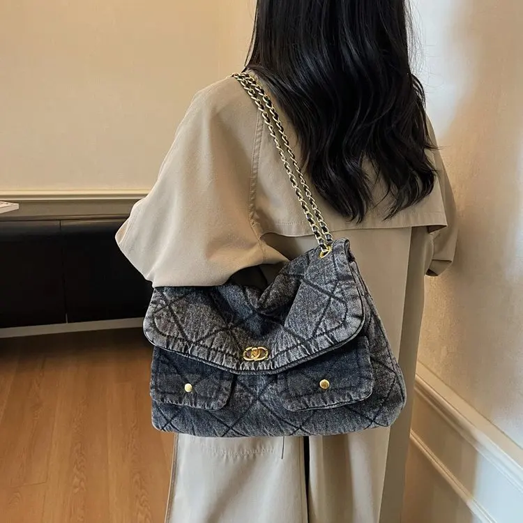 

Elegant Luxury Women’s Chain Shoulder Strap Bag High-Quality Zipper Handbag Lightweight Stylish Suitable for Daily Wear