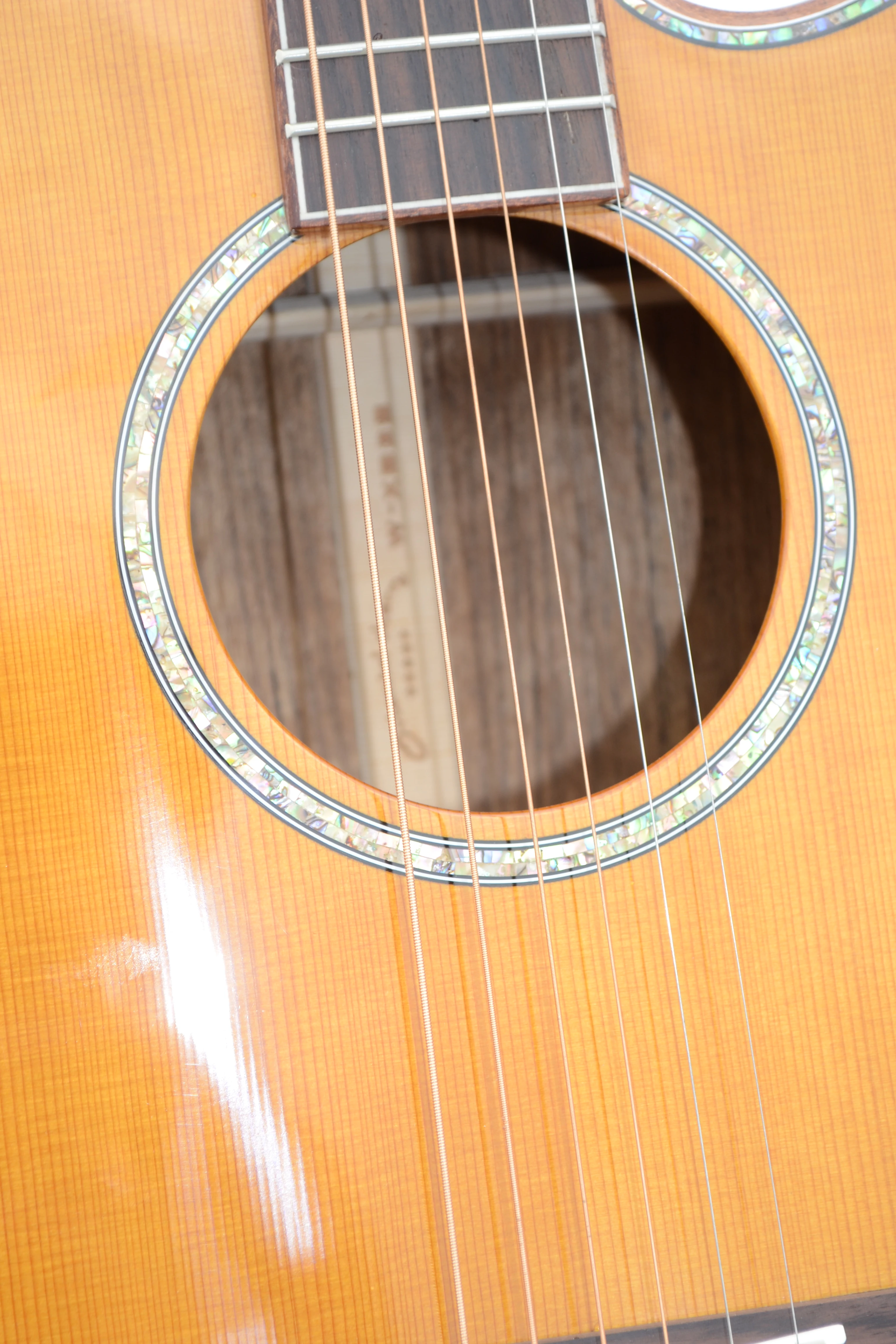 Musical Instruments of China Solid Top Acoustic Guitar with Arm Bevel