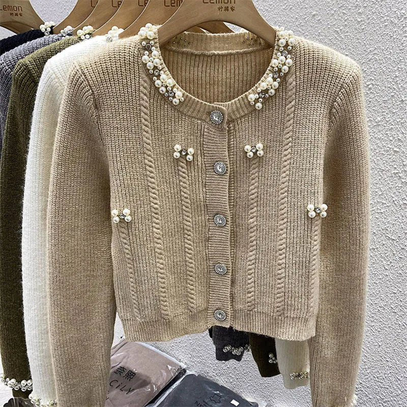 Frauen Kleidung schicke Diamanten Luxus Perle kurze Pullover Knopf gestrickt Französisch Mode lässig schlanke Strickjacke Tops