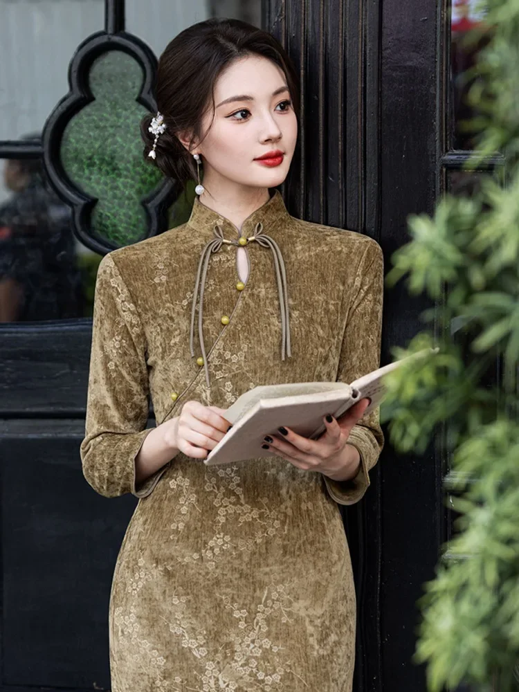 

Улучшенное платье Cheongsam в стиле ретро, новинка 2024, осеннее молодежное платье в стиле ретро в стиле милитари, зеленое платье со средними рукавами для женщин, платье Ципао